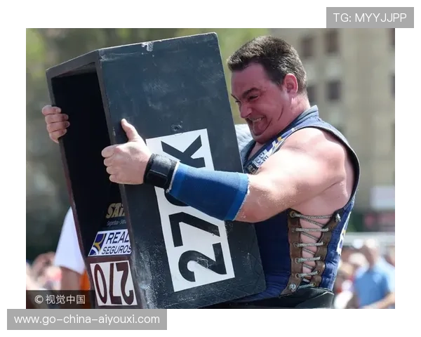 大力士比赛举石项目展示惊人力量